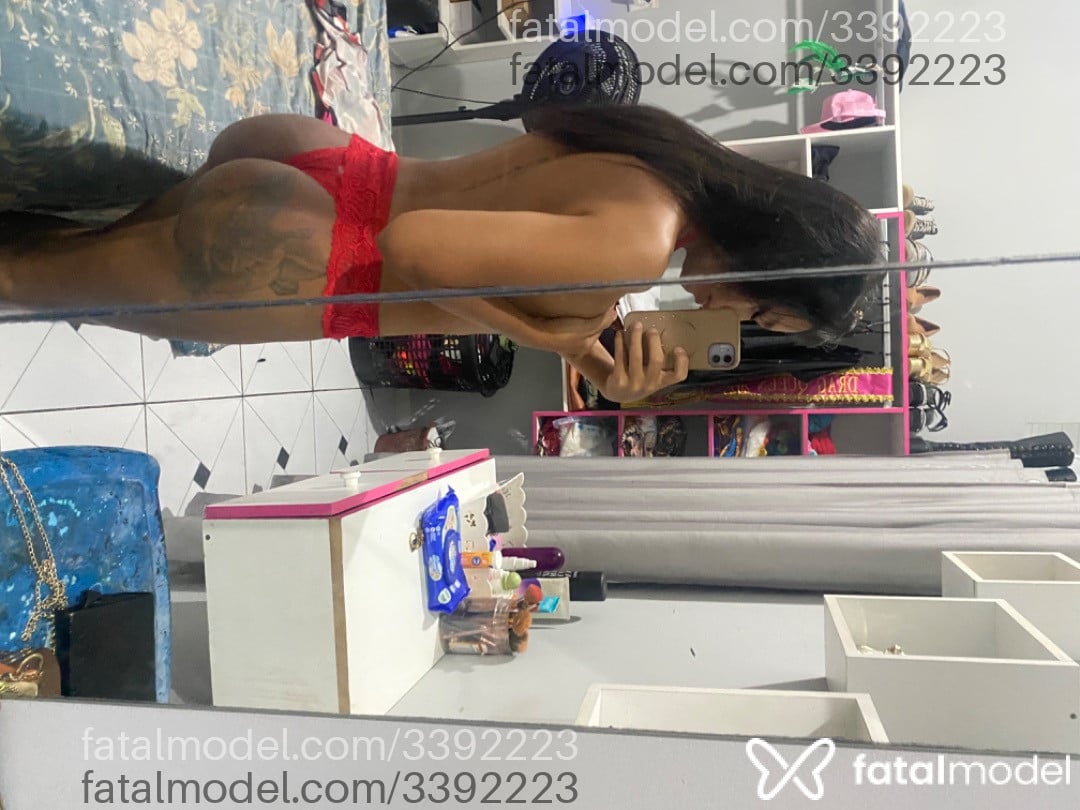 Acompanhante mulher trans morena (o) de olhos pretos - Heshiley Sousa
