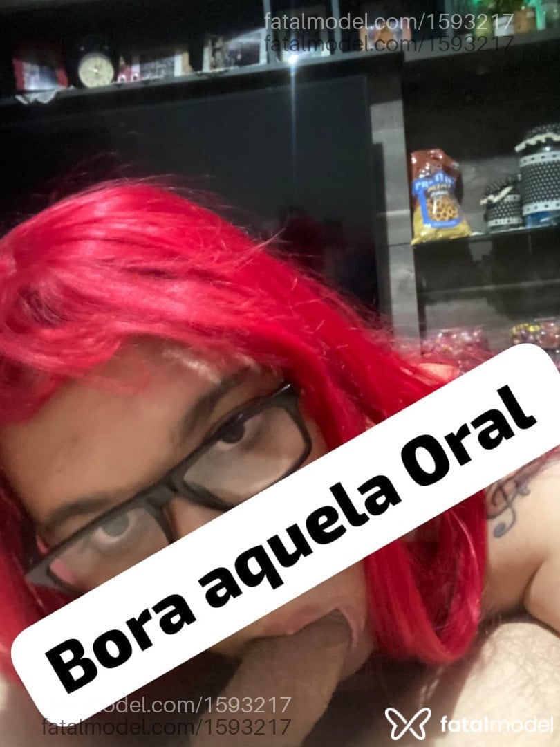 Acompanhante mulher trans ruiva (o) de olhos castanhos - Lorena Karvalho