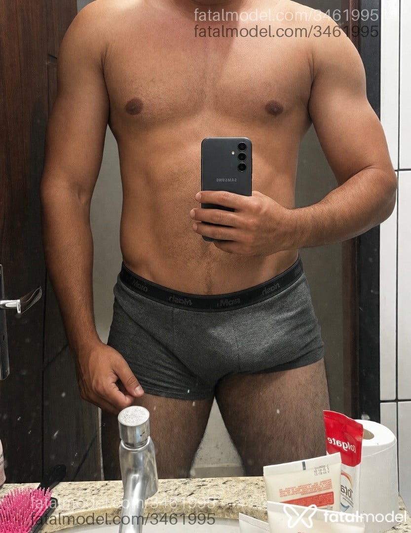 Acompanhante homem com cabelo castanho de olhos castanhos - Niklaus