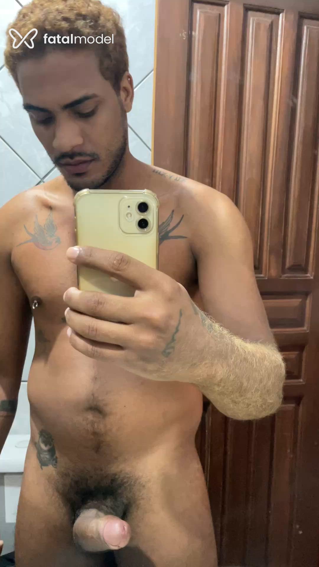 Acompanhante homem com cabelo castanho de olhos castanhos - Preto Raro