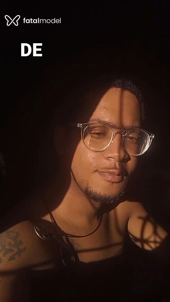 Acompanhante homem morena (o) de olhos castanhos - Lobinho Acompanhante homem morena (o) de olhos castanhos - Lobinho