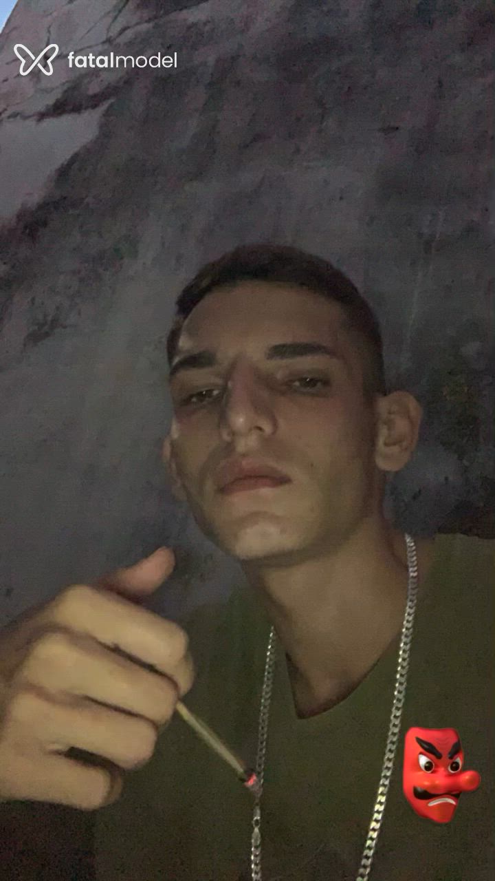Acompanhante homem com cabelo castanho de olhos castanhos - Zeze Acompanhante homem com cabelo castanho de olhos castanhos - Zeze