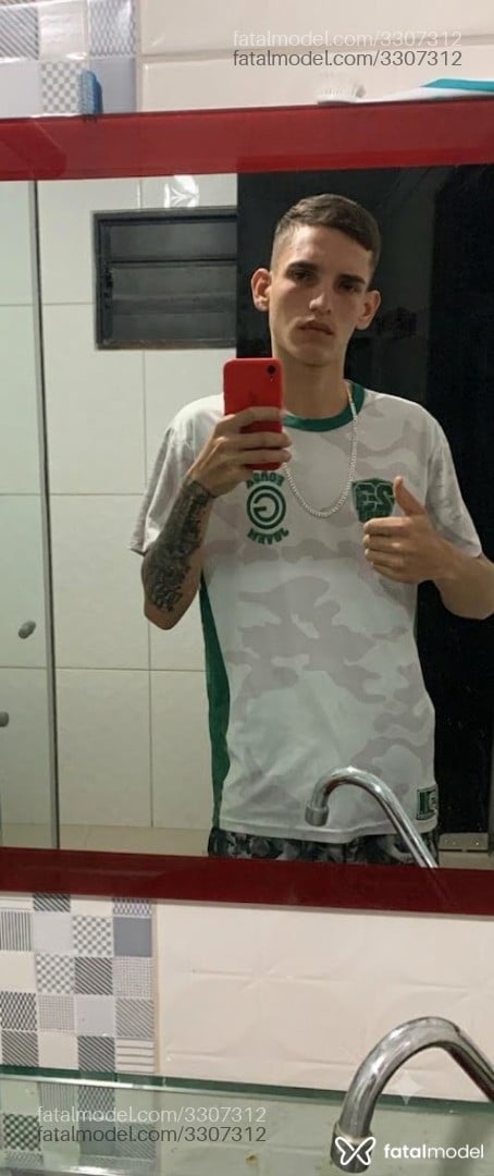 Acompanhante homem com cabelo castanho de olhos castanhos - Zeze Acompanhante homem com cabelo castanho de olhos castanhos - Zeze