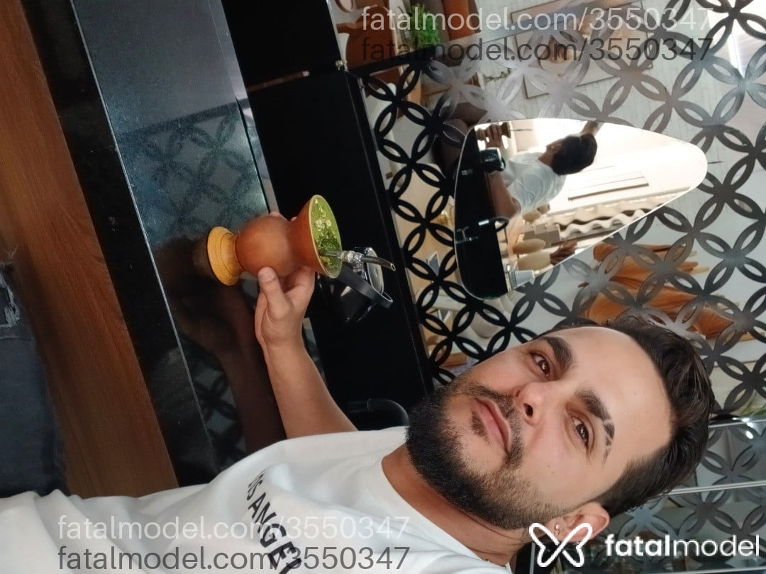 Acompanhante homem com cabelo castanho de olhos castanhos - Livan Acompanhante homem com cabelo castanho de olhos castanhos - Livan