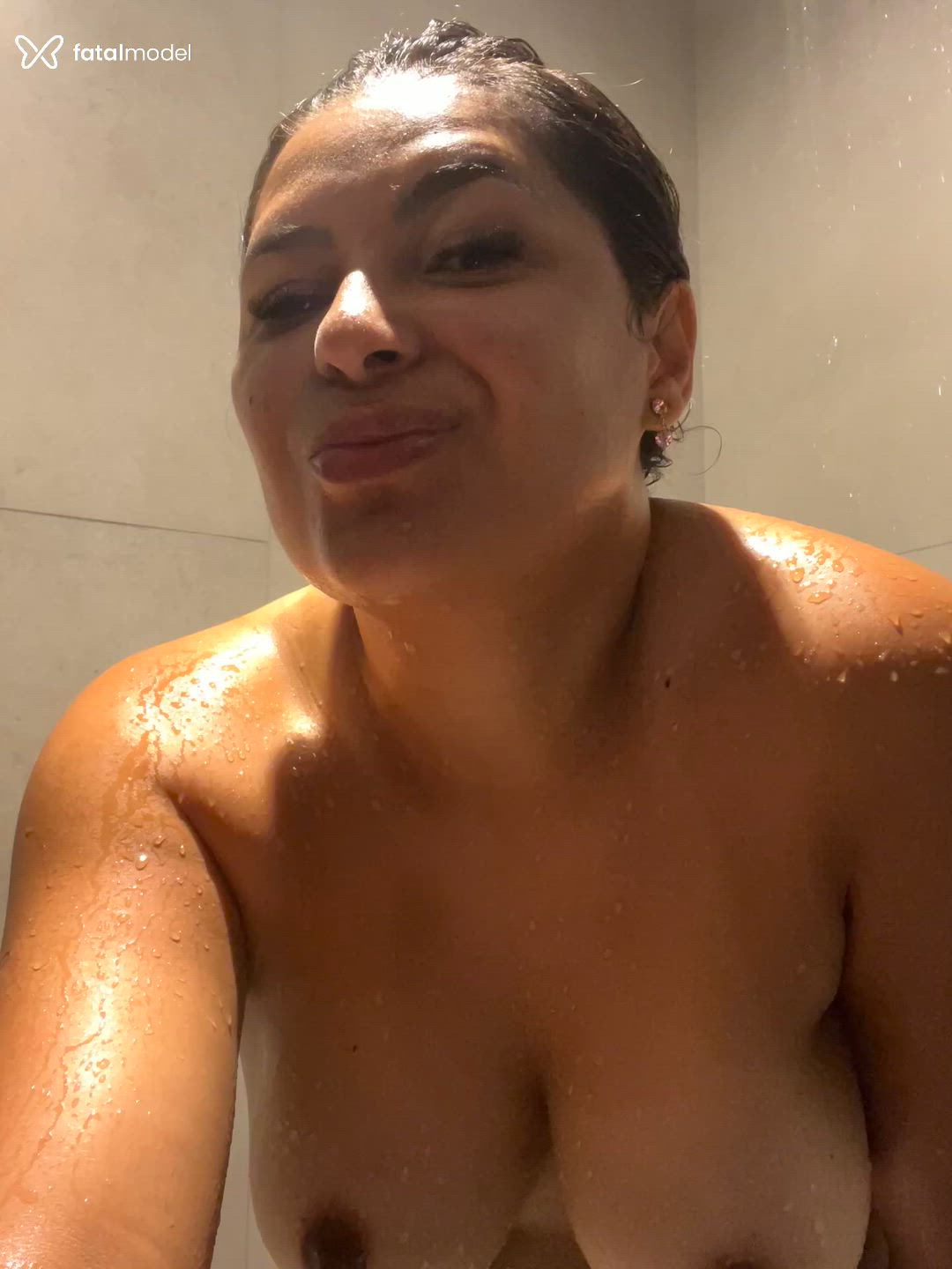 Acompanhante mulher morena (o) de olhos pretos - Mia Acompanhante mulher morena (o) de olhos pretos - Mia