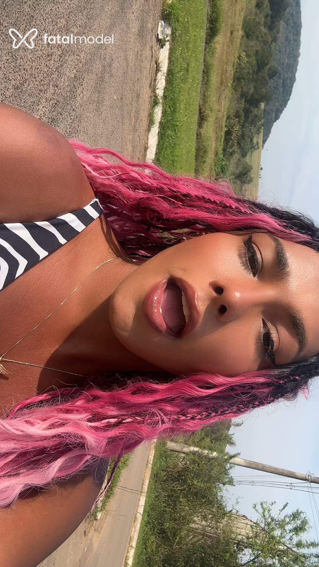 Acompanhante travesti com cabelo castanho de olhos pretos - Halana