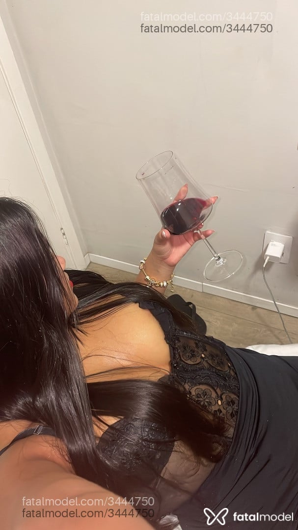 Acompanhante mulher com cabelo castanho de olhos castanhos - Eduarda Carvalho