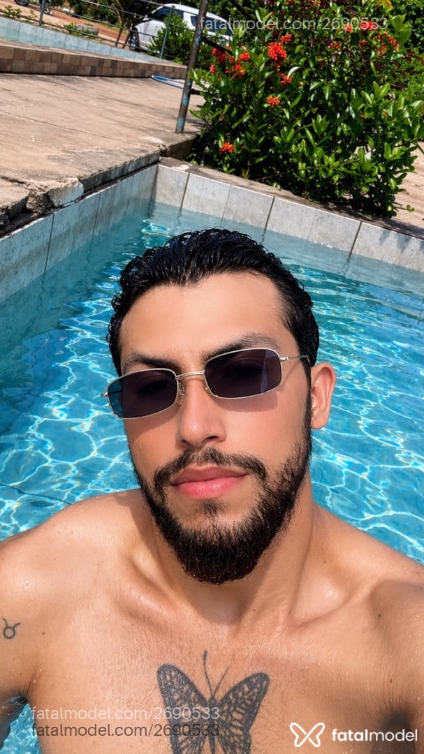 Acompanhante homem com cabelo castanho de olhos castanhos - Vitor