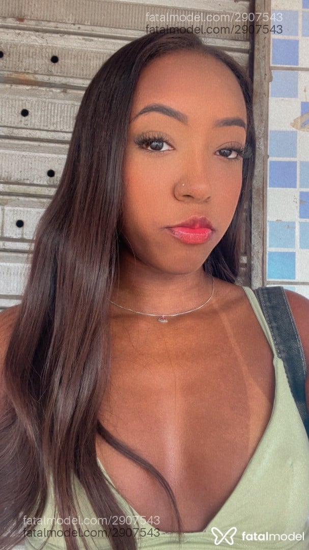 Acompanhante mulher com cabelo castanho de olhos pretos - Ester