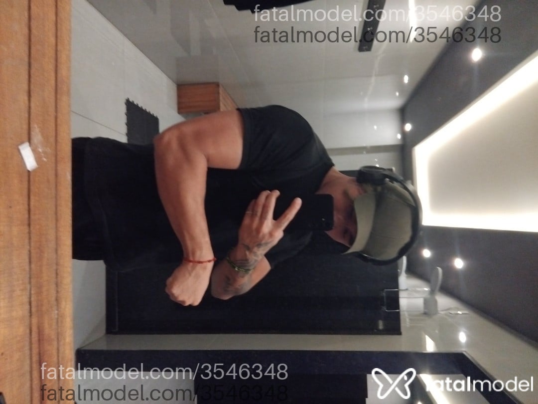 Acompanhante homem com cabelo colorido de olhos pretos - Dayhan