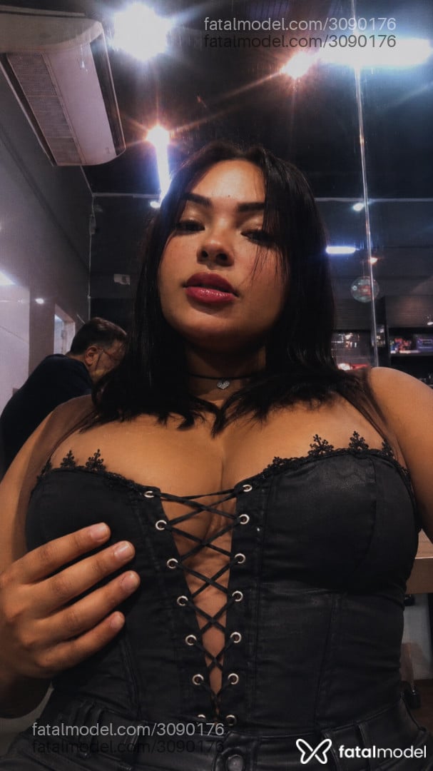 Acompanhante mulher morena (o) de olhos pretos - Beatriz