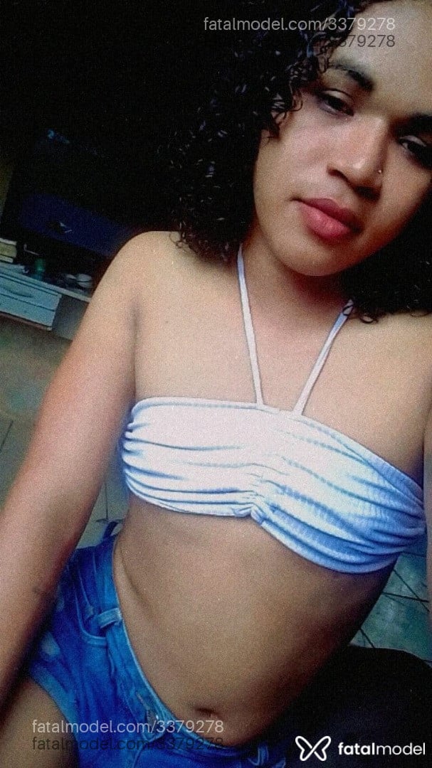 Acompanhante mulher trans com cabelo castanho de olhos pretos - Mirela