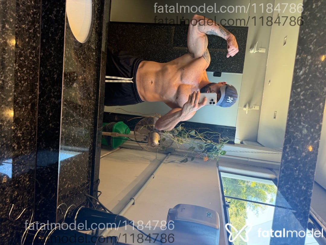 Acompanhante homem com cabelo castanho de olhos castanhos - Mateus