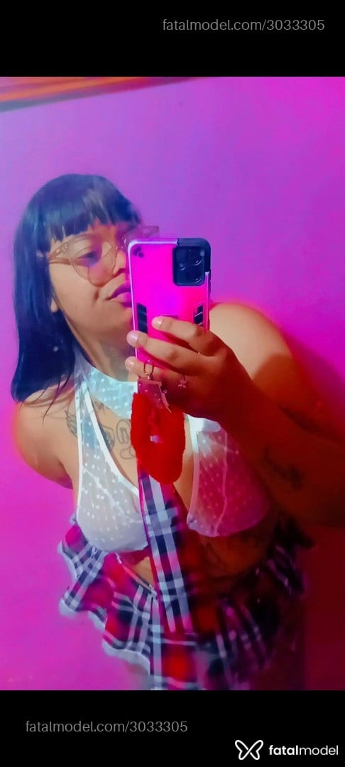 Acompanhante mulher morena (o) de olhos pretos - Floor