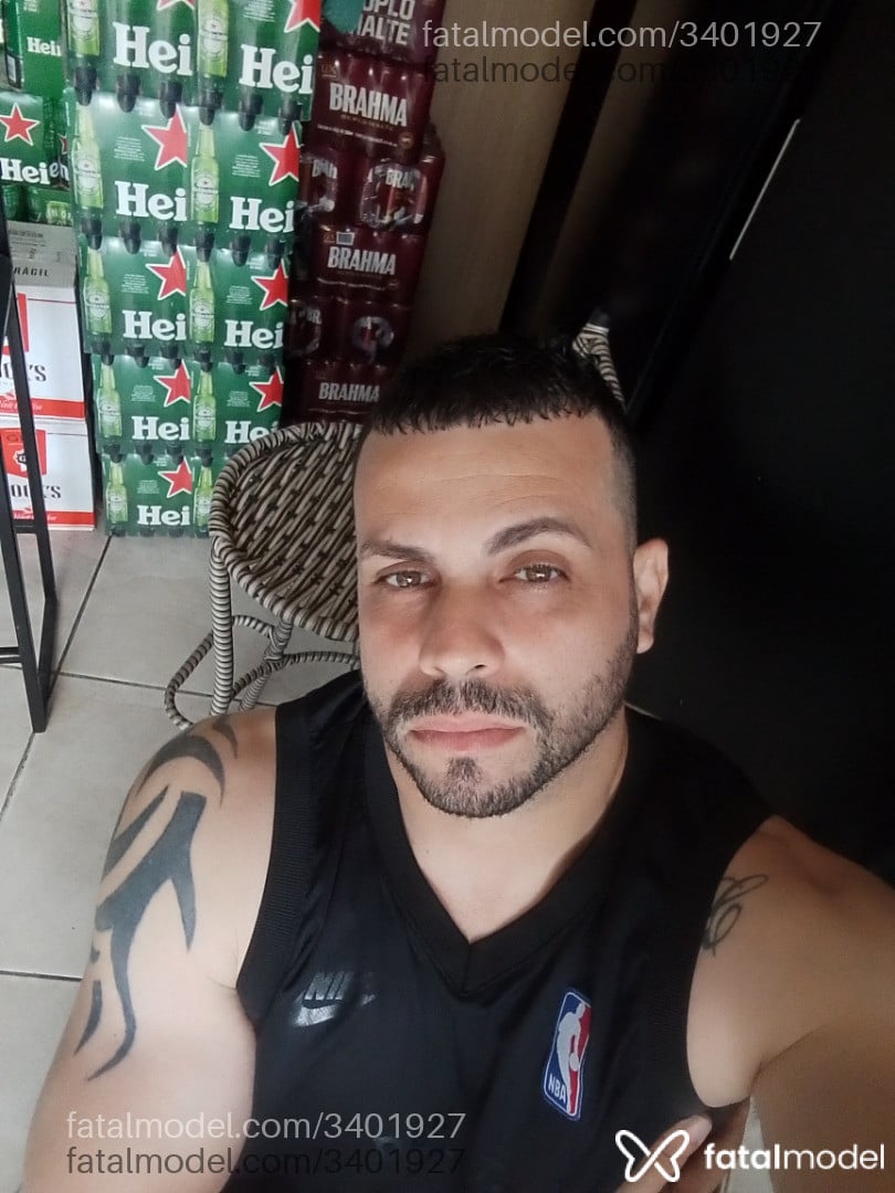 Acompanhante homem com cabelo castanho de olhos mel - Lucas