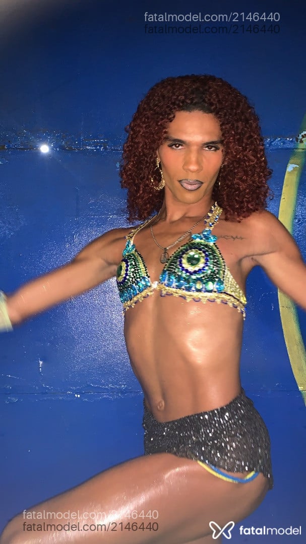 Acompanhante não-binário ruiva (o) de olhos castanhos - Naomi Modelo
