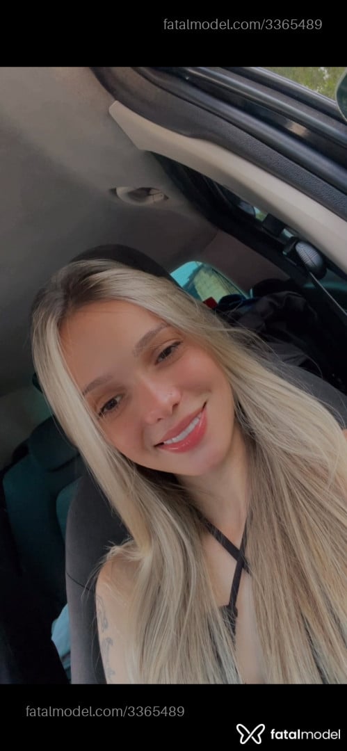 Acompanhante mulher loira (o) de olhos castanhos - Maryy