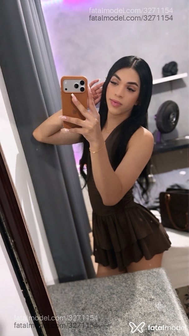 Acompanhante mulher trans morena (o) de olhos castanhos - Karlinha