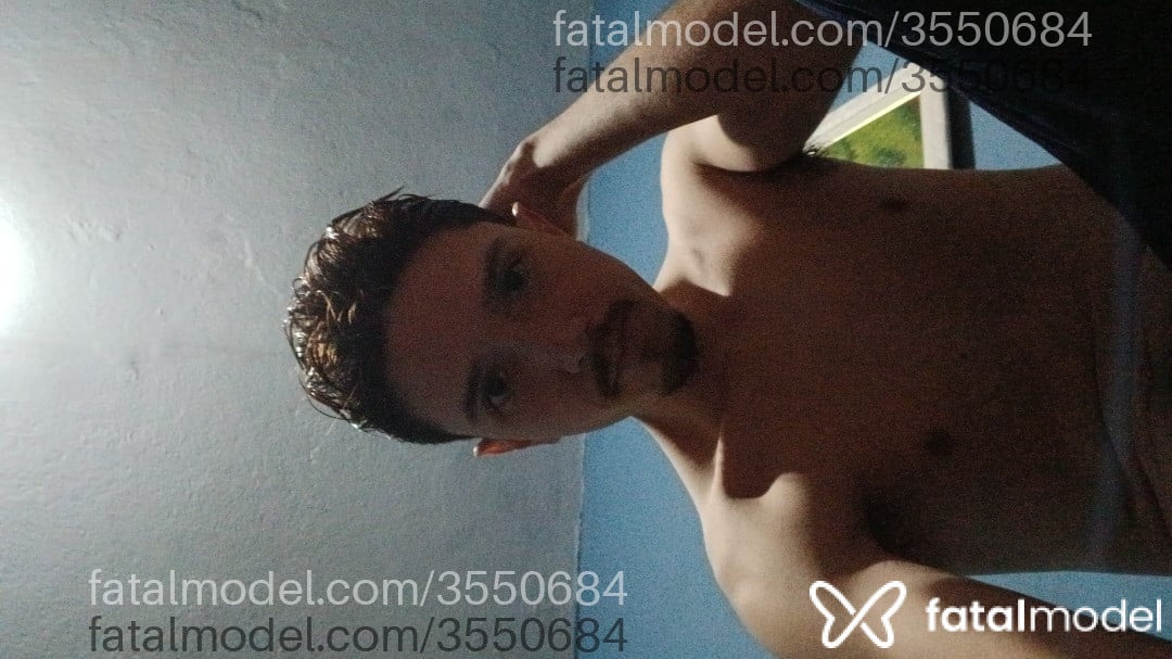 Acompanhante homem com cabelo castanho de olhos castanhos - Ebano Acompanhante homem com cabelo castanho de olhos castanhos - Ebano