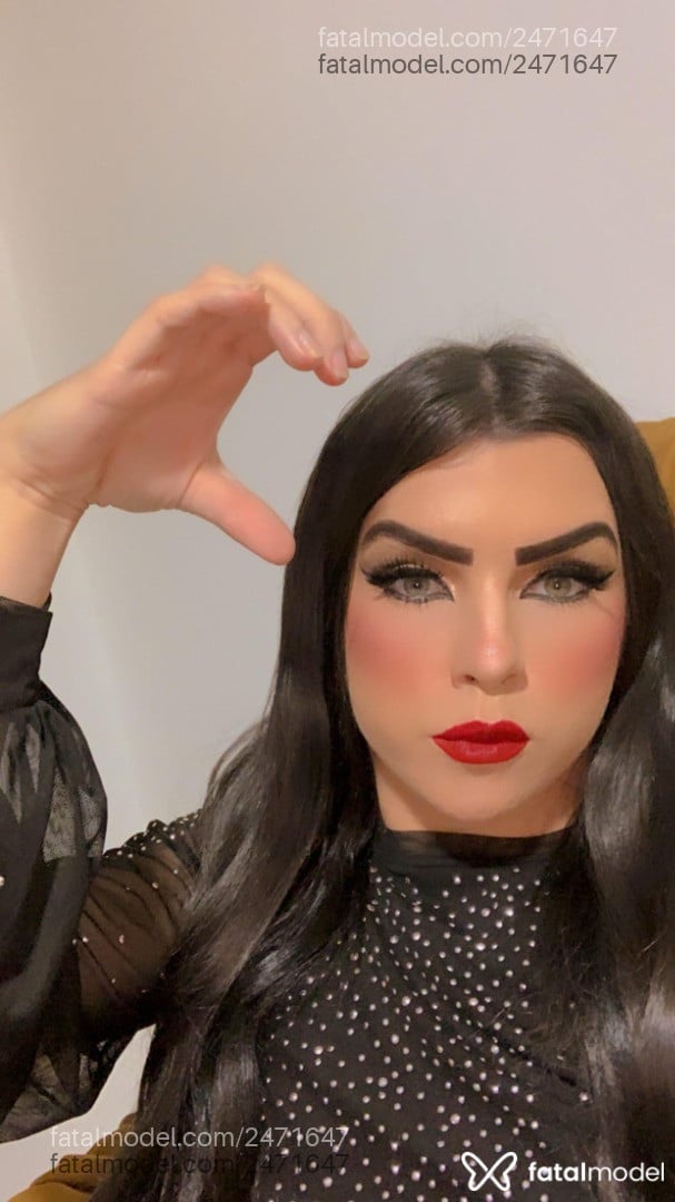 Acompanhante mulher trans com cabelo castanho de olhos verdes - Luanny Moura