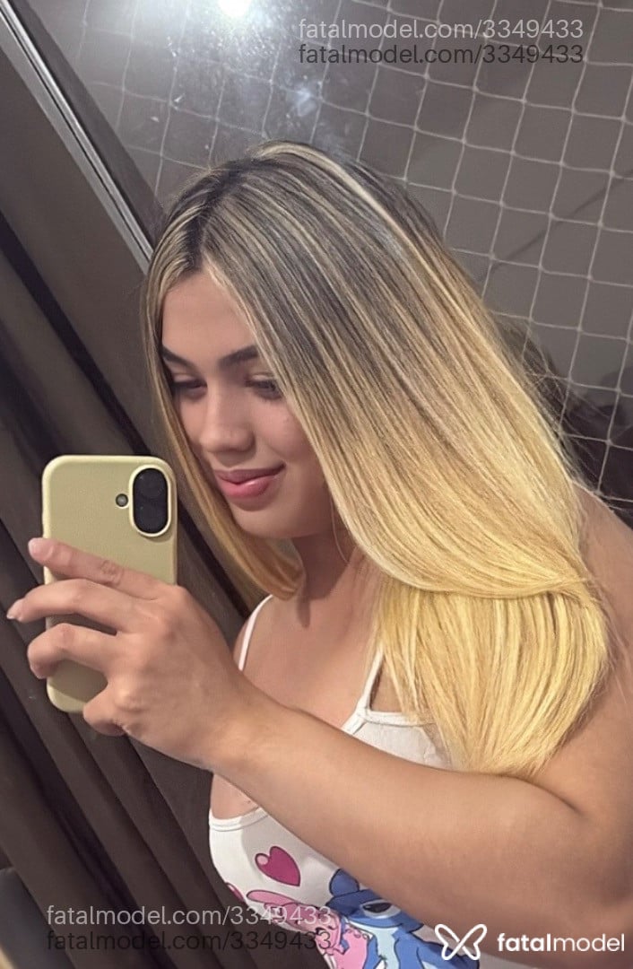 Acompanhante mulher trans loira (o) de olhos castanhos - Mirella Acompanhante mulher trans loira (o) de olhos castanhos - Mirella