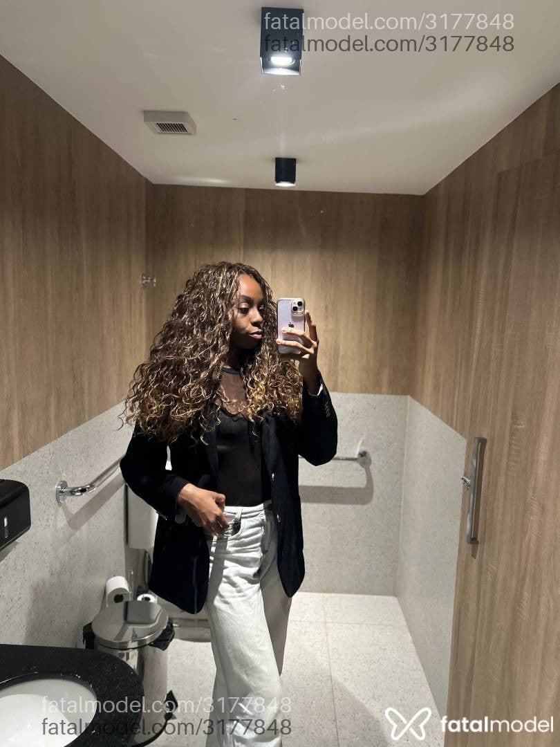 Acompanhante mulher com cabelo castanho de olhos castanhos em São Paulo Acompanhante mulher com cabelo castanho de olhos castanhos em São Paulo - Crystal