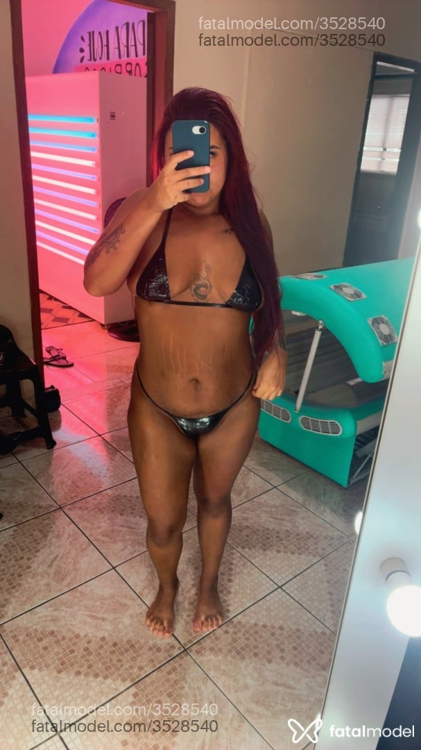 Acompanhante mulher com cabelo colorido de olhos castanhos - Soraya Noir Acompanhante mulher com cabelo colorido de olhos castanhos - Soraya Noir
