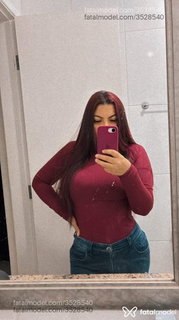 Acompanhante mulher com cabelo colorido de olhos castanhos - Soraya Noir Acompanhante mulher com cabelo colorido de olhos castanhos - Soraya Noir