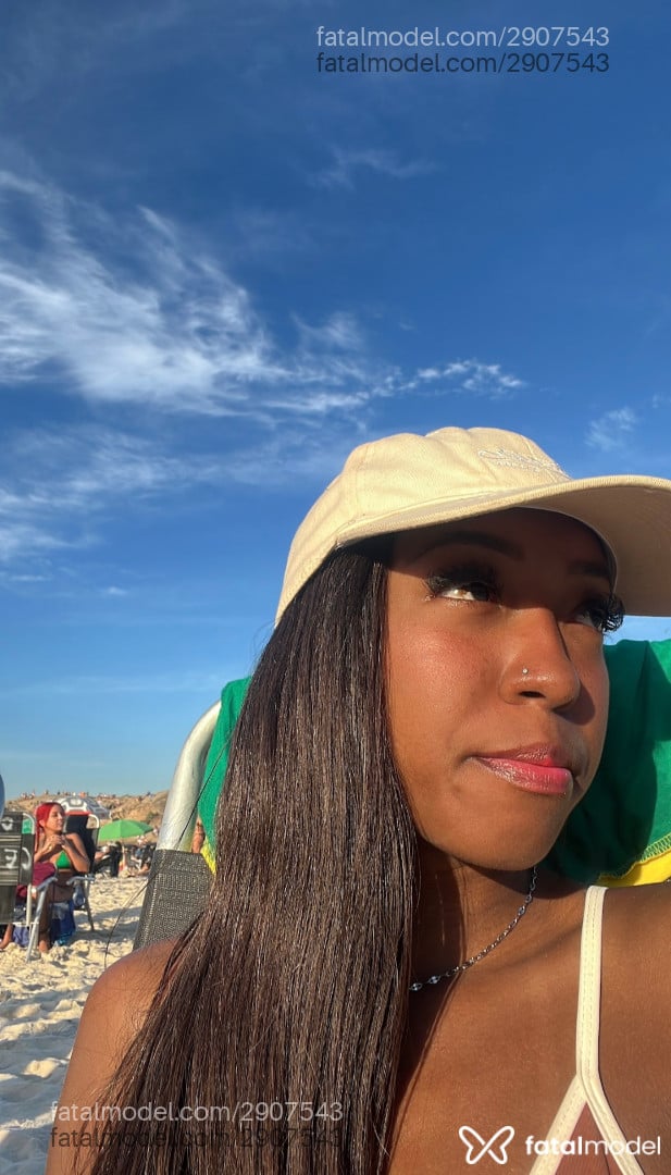 Acompanhante mulher com cabelo castanho de olhos pretos - Ester