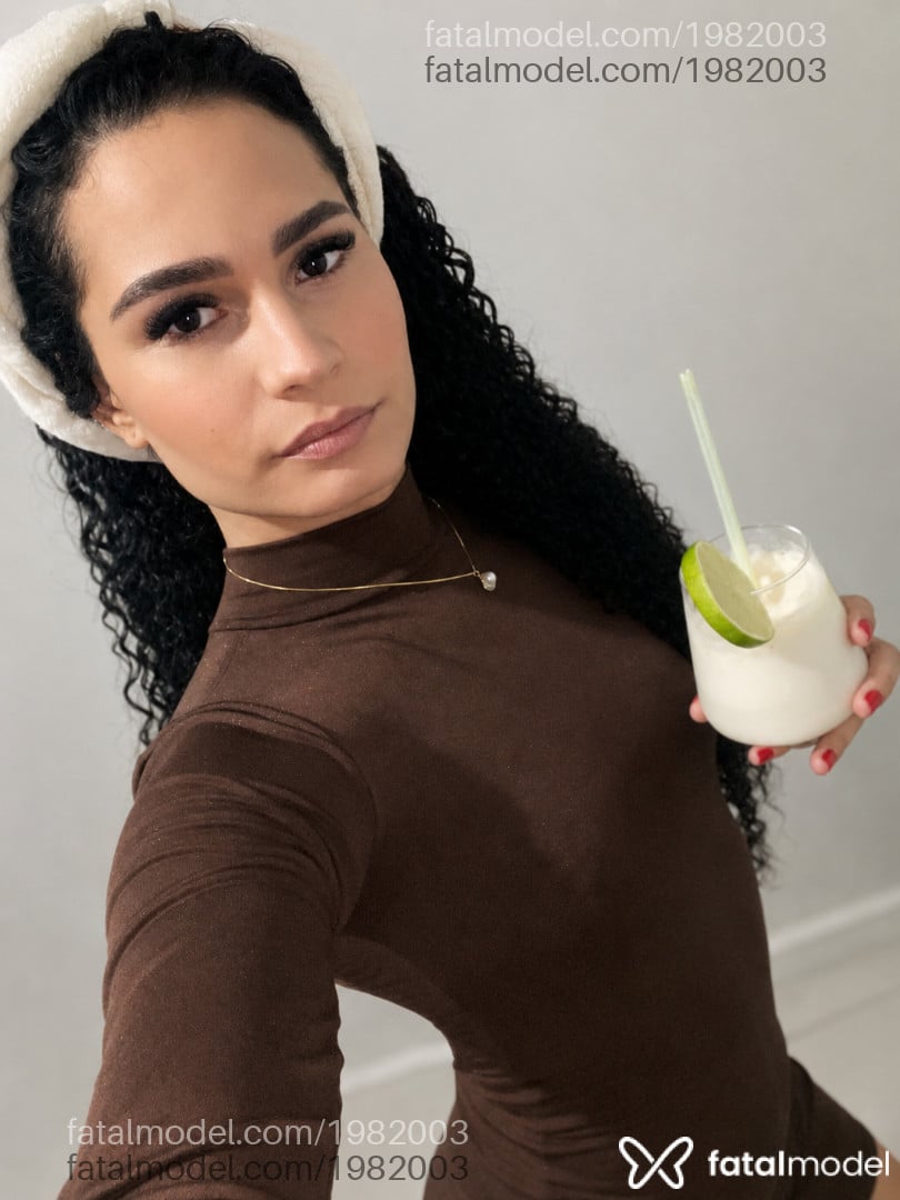 Acompanhante mulher trans morena (o) de olhos castanhos - Lara Portes