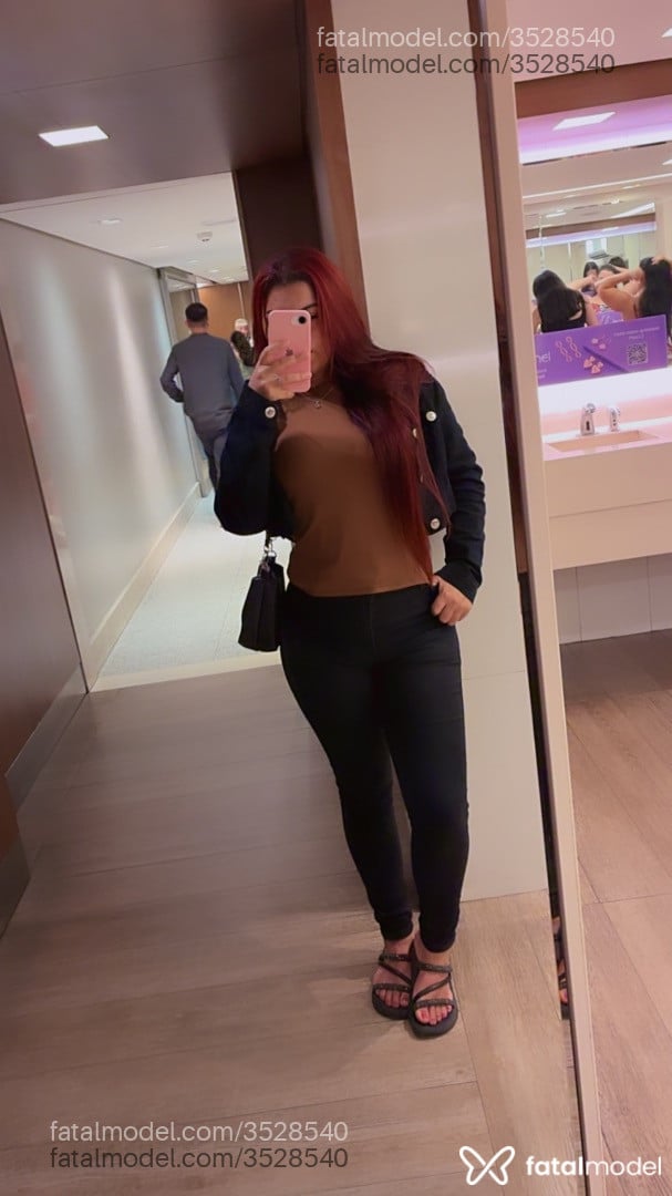 Acompanhante mulher com cabelo colorido de olhos castanhos - Soraya Noir Acompanhante mulher com cabelo colorido de olhos castanhos - Soraya Noir
