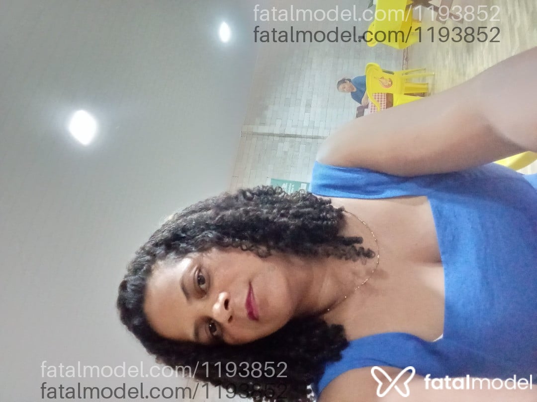 Acompanhante mulher com cabelo castanho de olhos castanhos - Tatiane