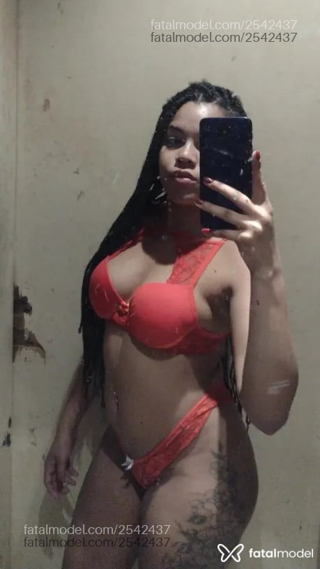 Acompanhante mulher com cabelo castanho de olhos castanhos - Mia Acompanhante mulher com cabelo castanho de olhos castanhos - Mia