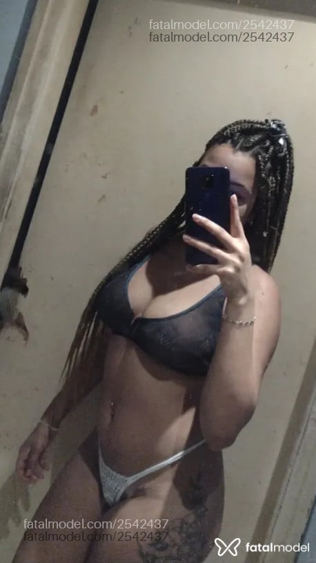 Acompanhante mulher com cabelo castanho de olhos castanhos - Mia Acompanhante mulher com cabelo castanho de olhos castanhos - Mia