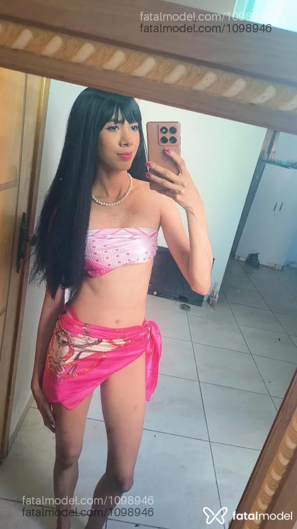 Acompanhante mulher loira (o) de olhos castanhos - Yumi