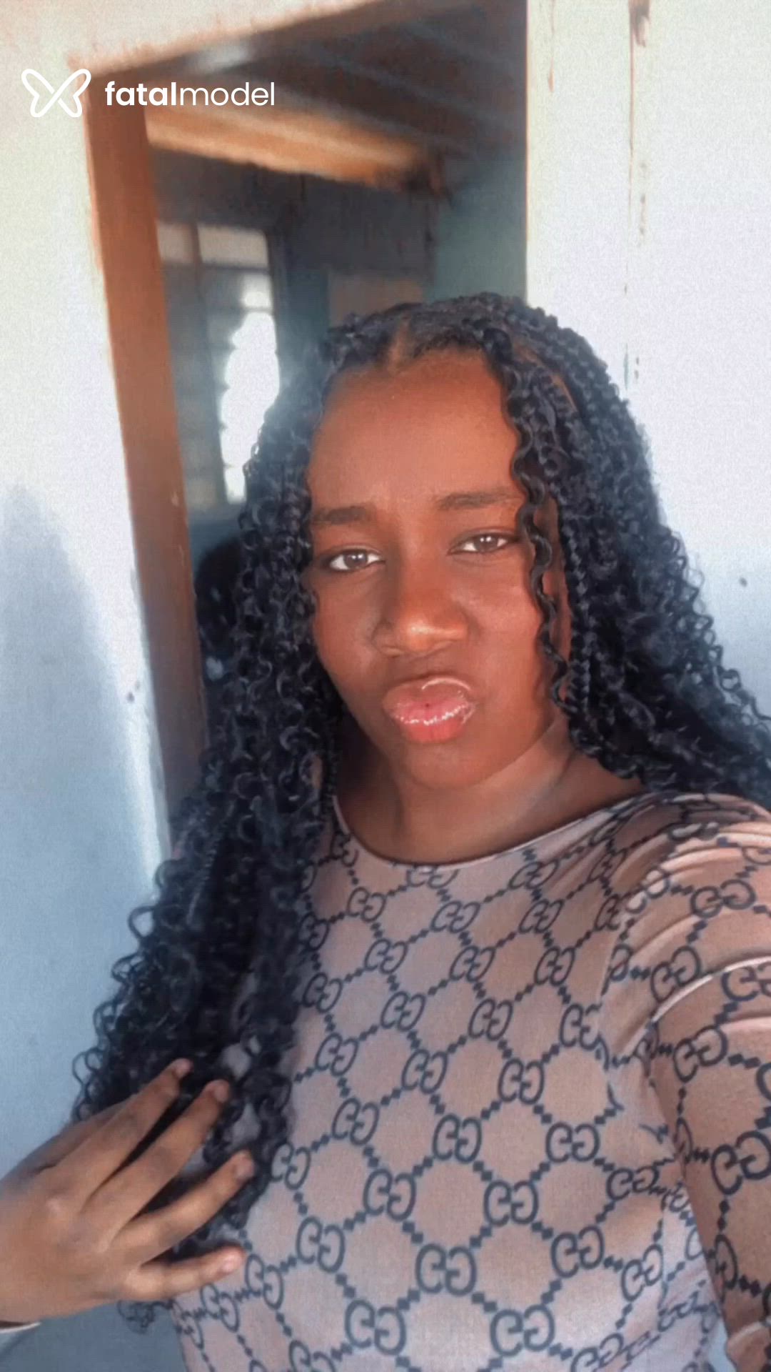 Acompanhante mulher morena (o) de olhos pretos - Pretinhatata
