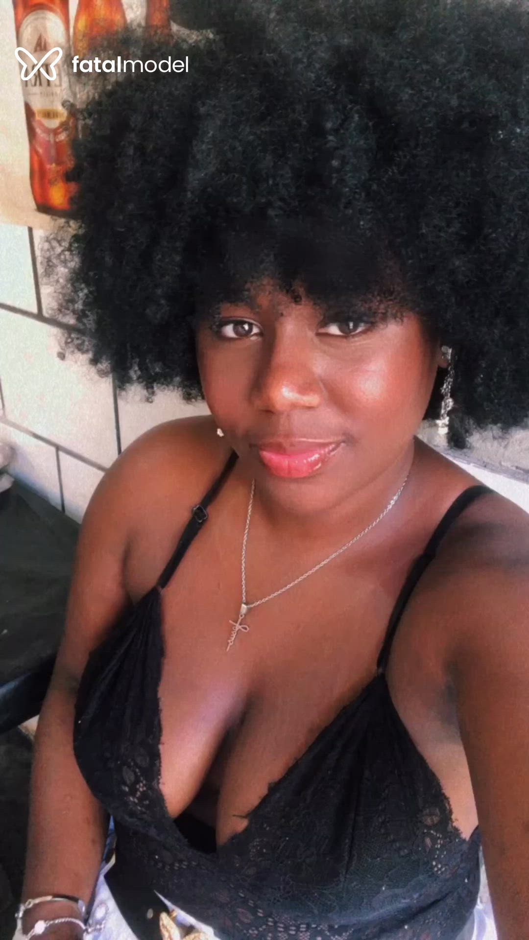 Acompanhante mulher morena (o) de olhos pretos - Pretinhatata