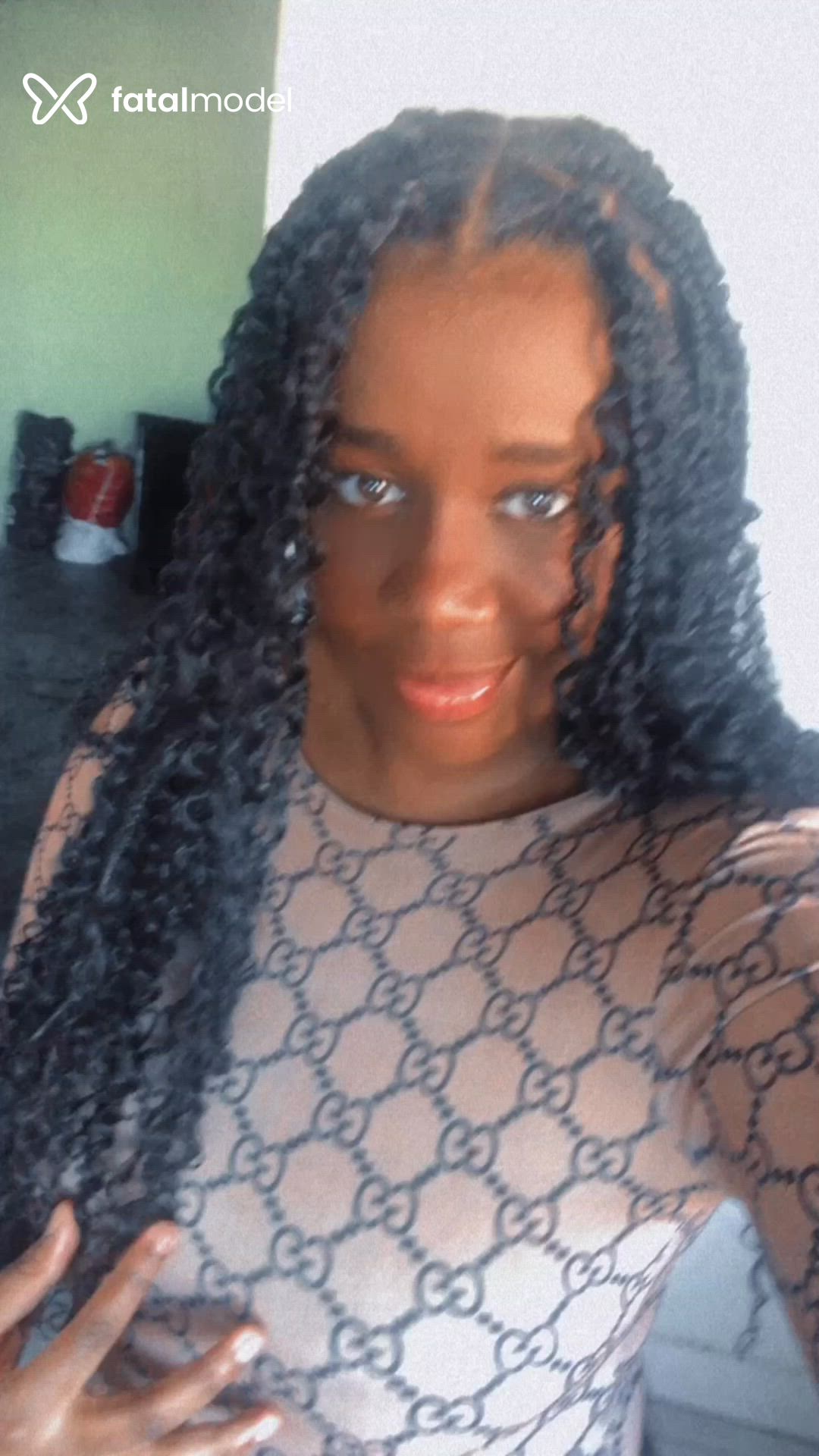 Acompanhante mulher morena (o) de olhos pretos - Pretinhatata