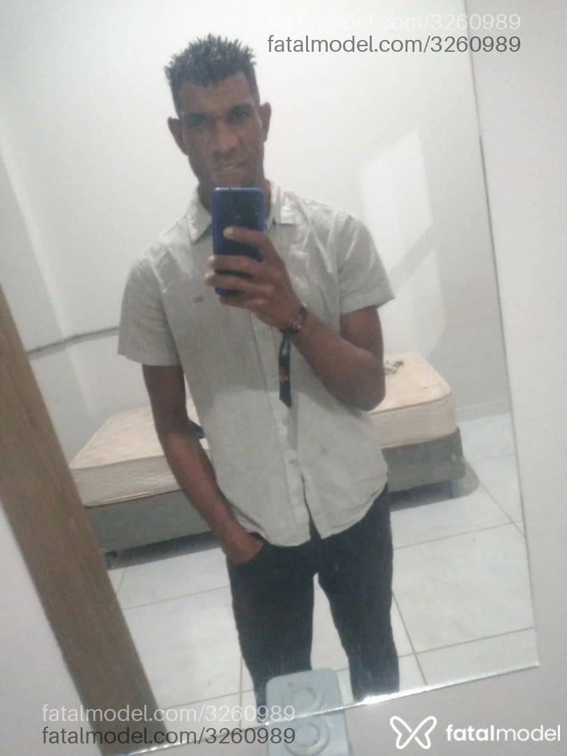 Acompanhante homem com cabelo castanho de olhos castanhos - Cijey Acompanhante homem com cabelo castanho de olhos castanhos - Cijey