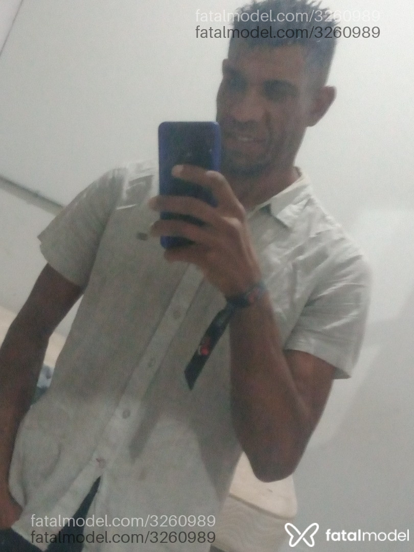 Acompanhante homem com cabelo castanho de olhos castanhos - Cijey Acompanhante homem com cabelo castanho de olhos castanhos - Cijey