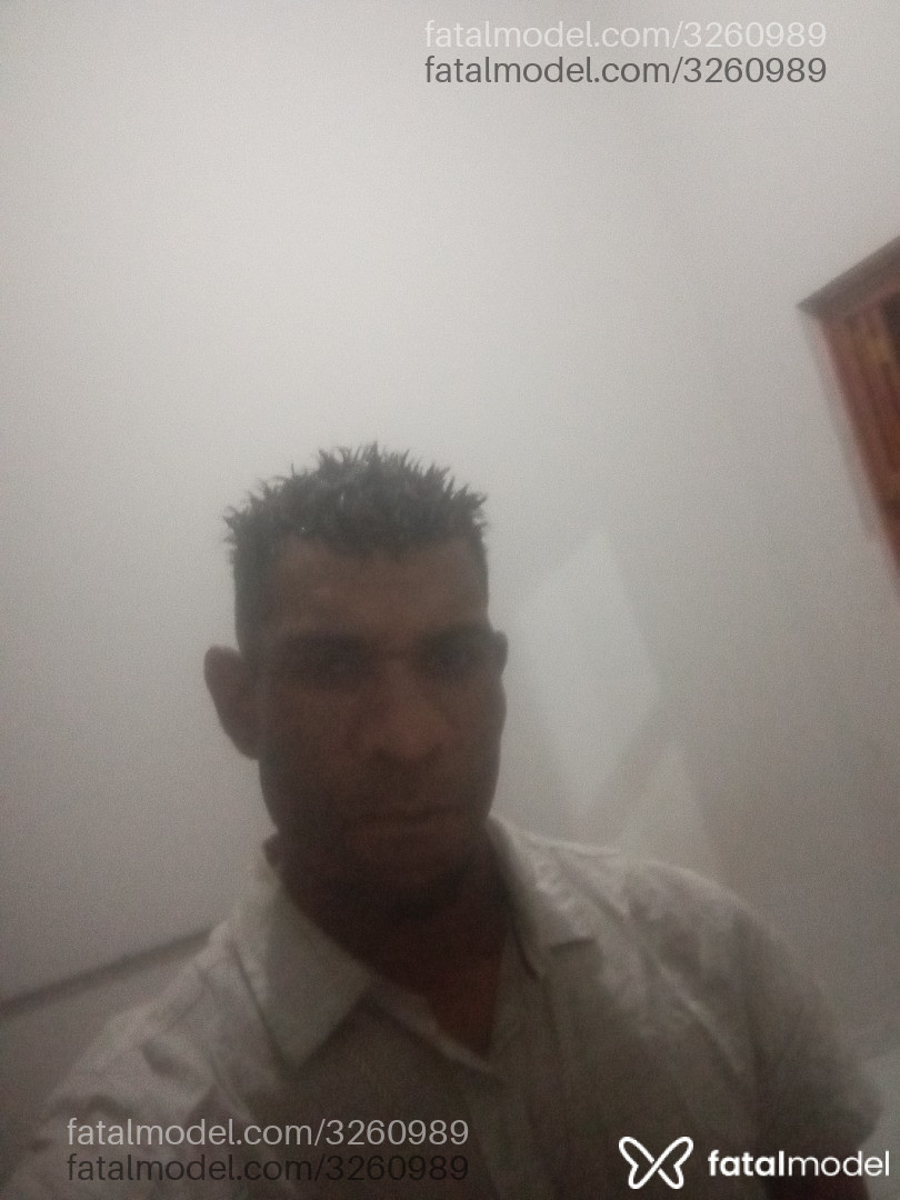 Acompanhante homem com cabelo castanho de olhos castanhos - Cijey Acompanhante homem com cabelo castanho de olhos castanhos - Cijey