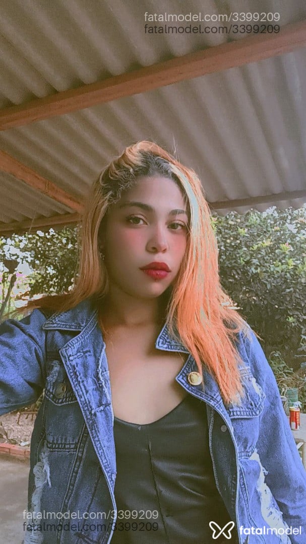 Acompanhante mulher loira (o) de olhos castanhos - Kayne