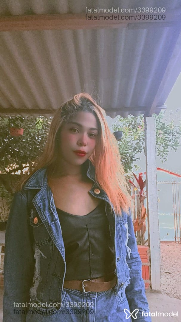 Acompanhante mulher loira (o) de olhos castanhos - Kayne