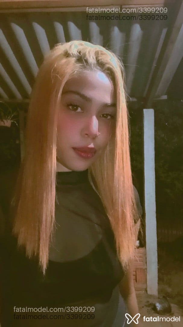 Acompanhante mulher loira (o) de olhos castanhos - Kayne