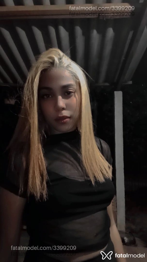 Acompanhante mulher loira (o) de olhos castanhos - Kayne
