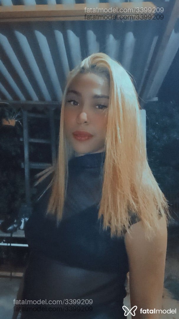Acompanhante mulher loira (o) de olhos castanhos - Kayne