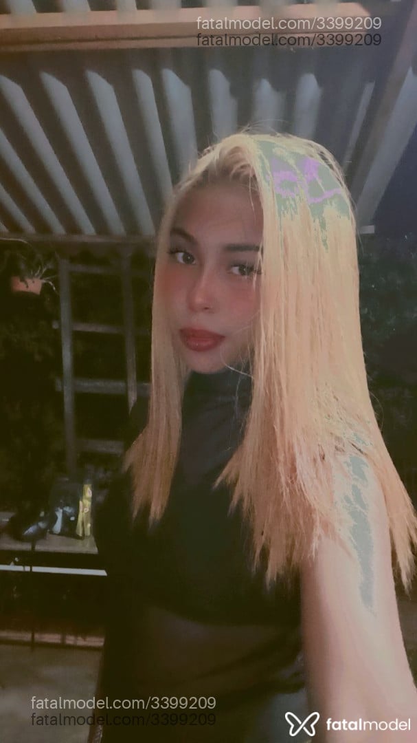 Acompanhante mulher loira (o) de olhos castanhos - Kayne