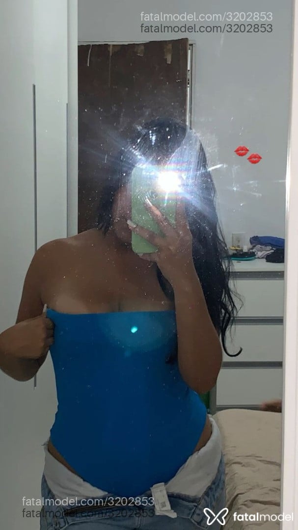 Acompanhante mulher morena (o) de olhos pretos - Yasmin Poranga