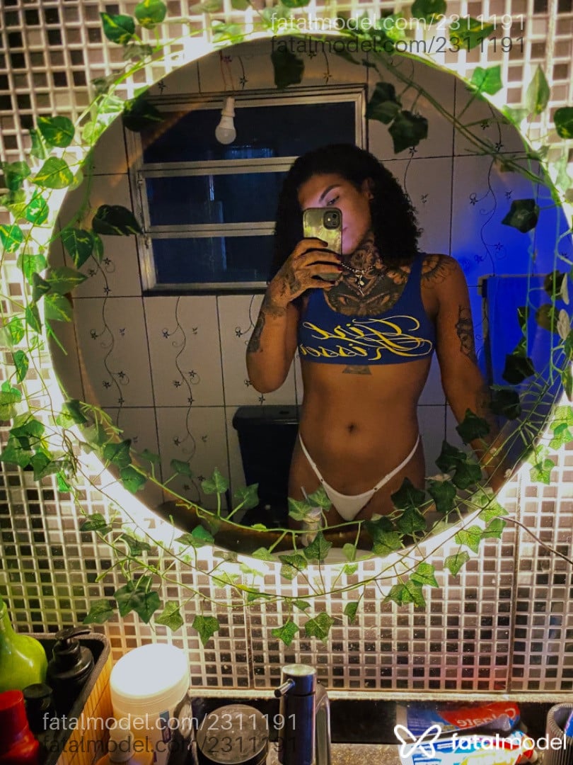 Acompanhante mulher trans com cabelo castanho de olhos castanhos - Ayla Marinho