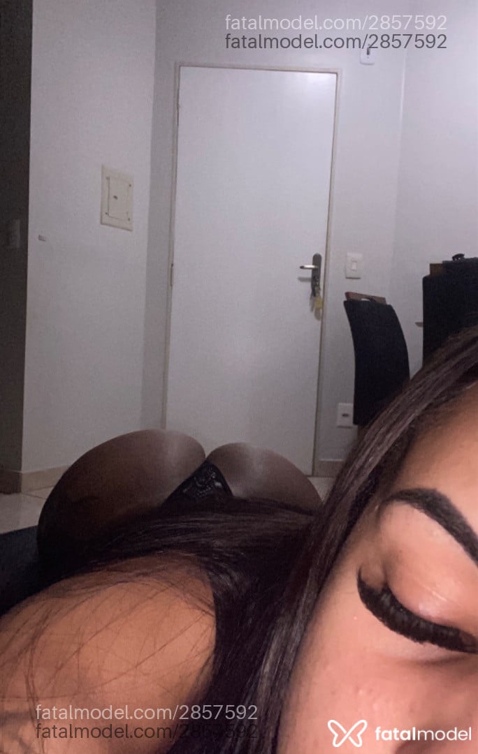 Acompanhante mulher trans morena (o) de olhos castanhos - Melissa